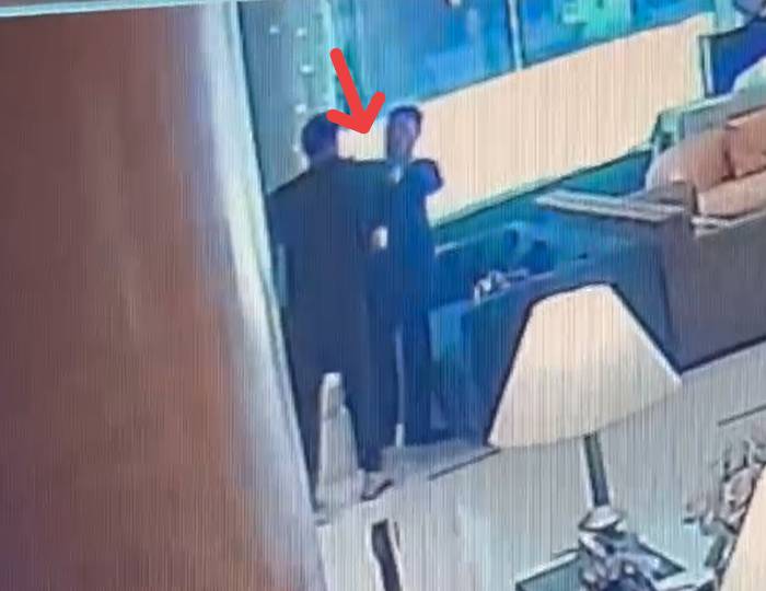 男子出手攻擊矢板明夫。 圖：春雨文教基金會/提供