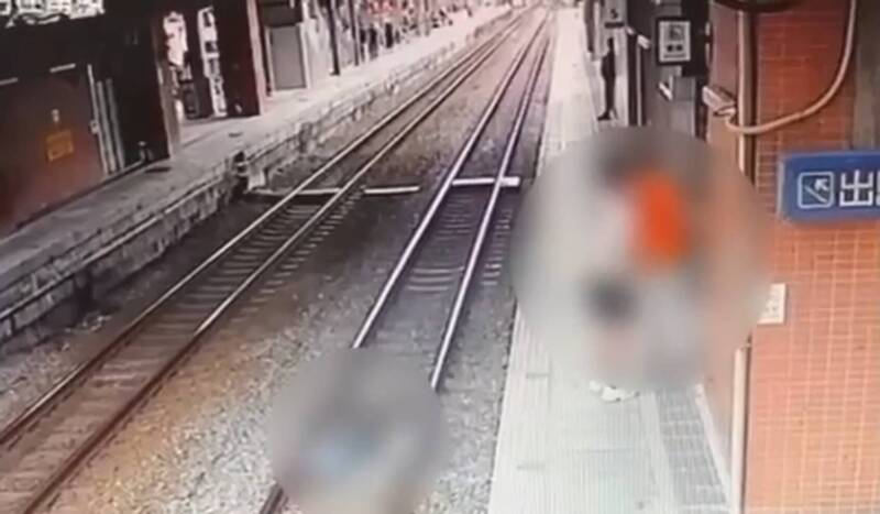 粗心父母一時鬆手，導致嬰兒車衝下軌道，2歲嬰兒滿臉血。 圖：翻攝畫面