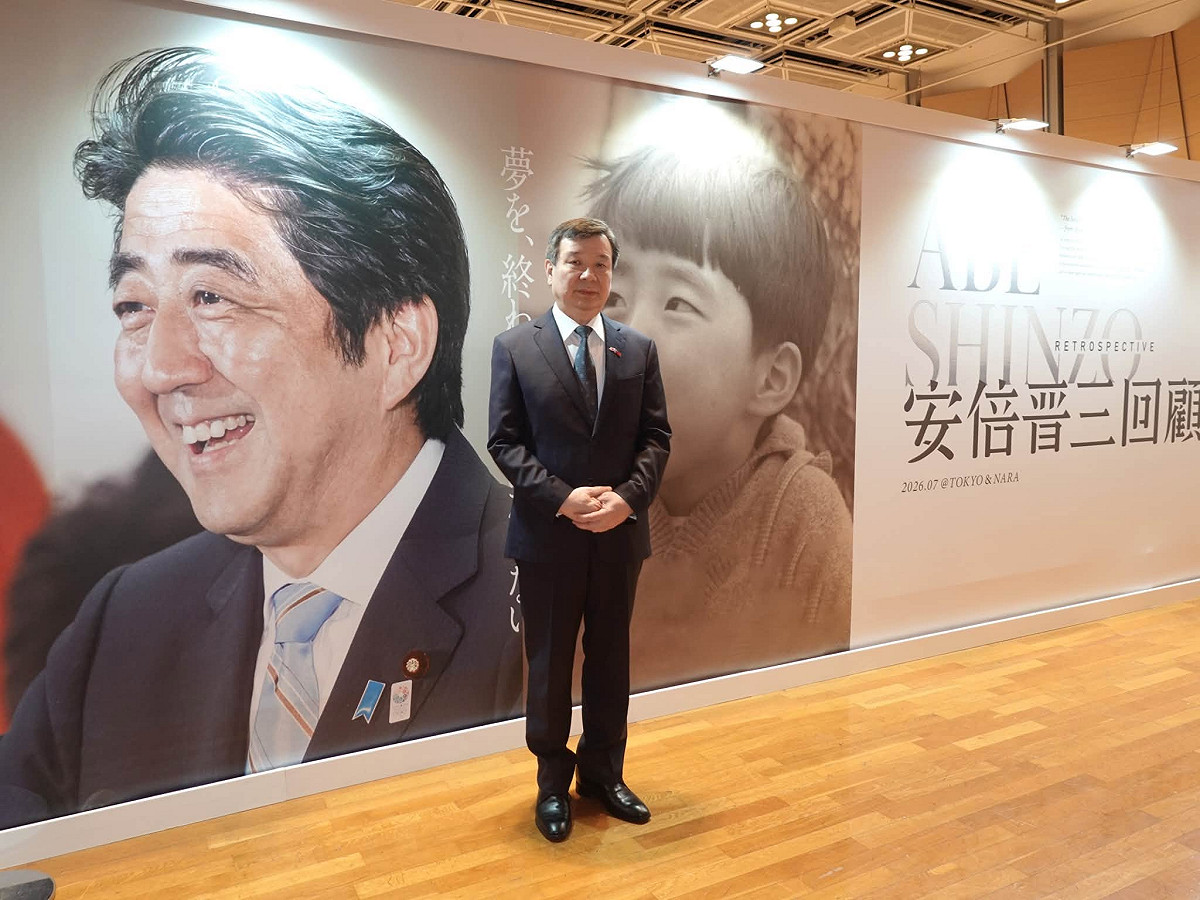 我國駐日代表李逸洋6日與多國駐日大使一同前往東京國際展示場，參觀以日本前首相安倍晉三生平及外交成就為主題的「安倍晉三回顧展」。 圖：翻攝李逸洋臉書