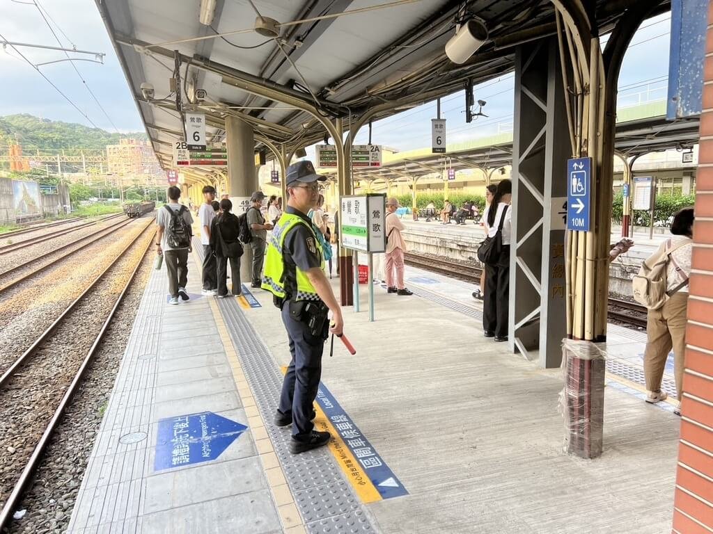 台鐵鶯歌站5日發生嬰兒車滑落鐵軌，造成嬰兒受傷送醫，警方獲報迅速到場處理並維持秩序，這對粗心父母也被警方函送裁罰。（鐵路警察局提供）中央社記者王鴻國傳真　115年7月6日