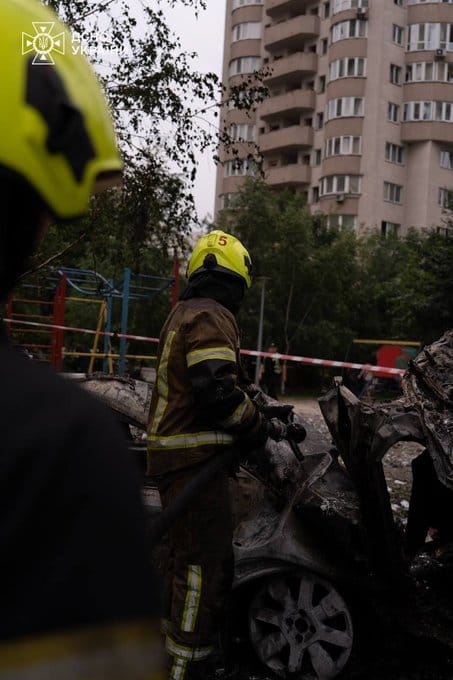 襲擊行動結束後，烏克蘭緊急派遣救援人員，搜救那些可能遭受波及的平民。 圖：翻攝自 @NOELreports X 帳號
