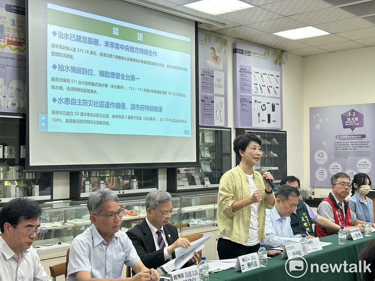陳亭妃透過立法院經濟委員會安排考察，邀集經濟部部長龔明鑫、經濟部次長賴建信、水利署及臺南市政府水利局、仁德區、東區、永康區公所共同前往三爺溪現場，直接檢討問題、研擬解方，並向中央爭取治水經費，守護市民生命財產安全。 圖：陳亭妃服務處提供