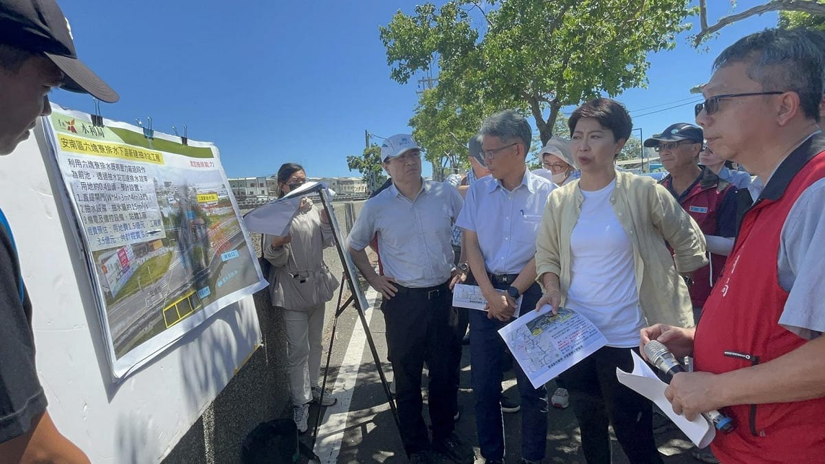 陳亭妃邀集經濟部賴建信次長、水利署長、市府及相關單位現地會勘，針對排水瓶頸、抽水系統及後續改善計畫逐一檢討，要求中央加速經費核定與工程推動，從源頭到下游全面提升防洪能力。 圖：陳亭妃服務處提供
