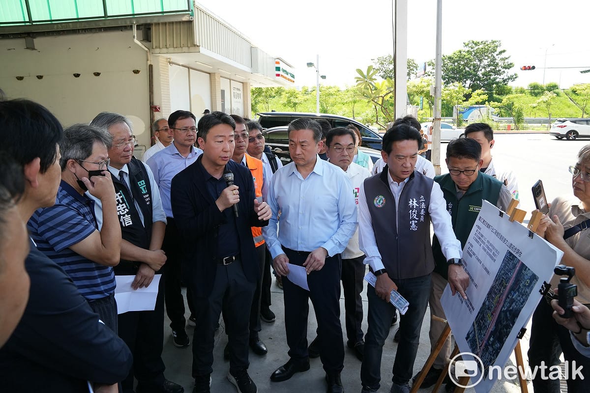 立法院交通委員會今日由召委林俊憲率隊前往台南考察重大交通建設，實地了解「國道1號仁德交流道南下出口新增匝道銜接文山路」及「東區平實路銜接國道1號側車道」兩項重大交通改善工程現況。 圖：林俊憲服務處提供