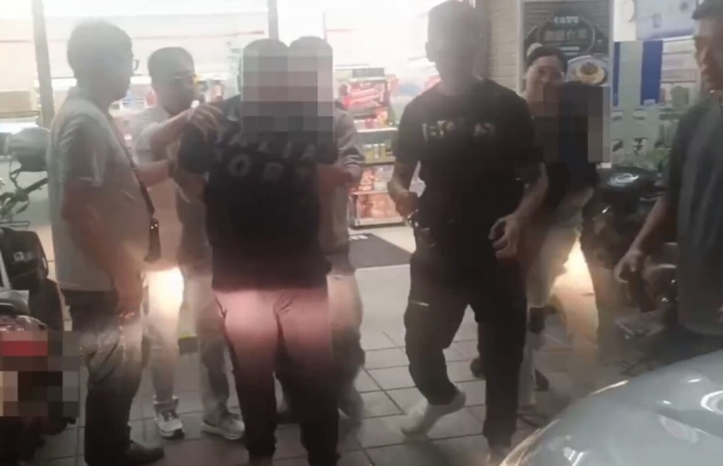 張姓主嫌等人與傅姓男子間有債務糾紛，張男涉嫌持刀攻擊傅男致死。警方表示，鎖定共有5男1女涉案，先後逮捕張男等4人，並持續追緝其餘2名嫌疑人。（高雄市政府警察局三民第一分局提供）中央社記者張已亷傳真　115年7月6日