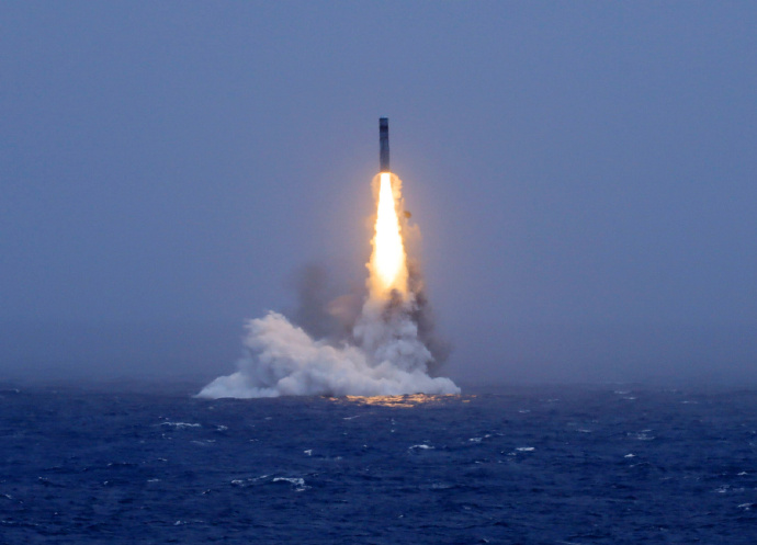中國解放軍6日中午以戰略核潛艦試射潛射導彈。 圖：翻攝陸網/中國軍號