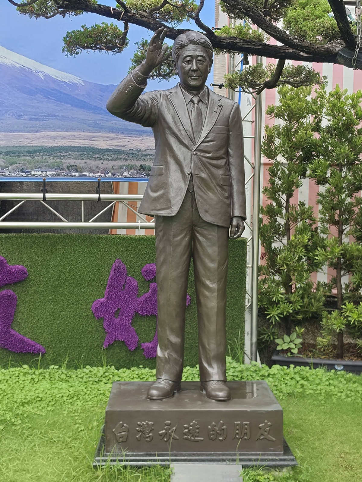 高雄保安堂塑立安倍晉三銅像。 圖：翻攝「臉書」紅毛港保安堂