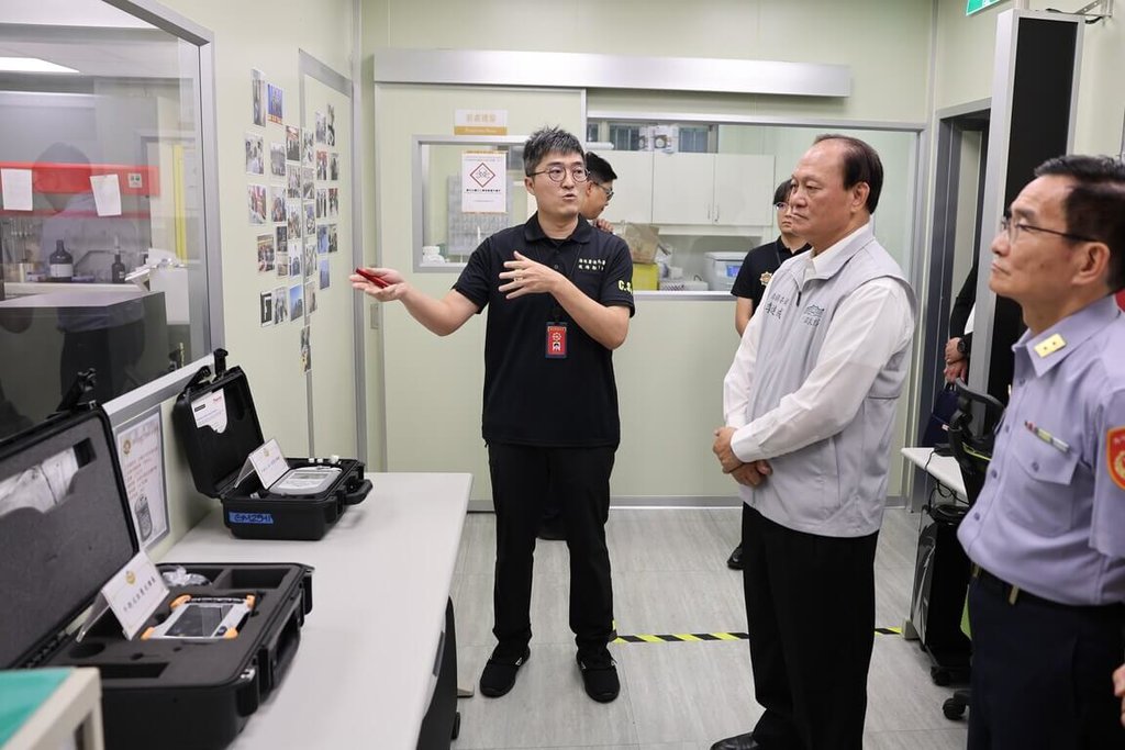 行政院政務委員季連成（右2）6日率員視察海洋委員會海巡署海上反毒工作執行情形，支持其推動「海空一體、精銳海巡」計畫。（海巡署提供）中央社記者黃麗芸傳真　115年7月6日