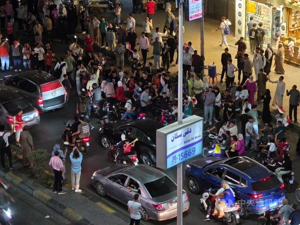 埃及在本屆世足賽表現可圈可點，一路挺進，即將和上一屆冠軍阿根廷隊爭奪晉級8強。為不錯過任何一場比賽，開羅近期成為不折不扣的不夜城，家家戶戶挑燈觀賞球賽，並在街上歡呼、揮旗、吹號角慶祝勝利。中央社記者施婉清開羅攝　115年7月6日