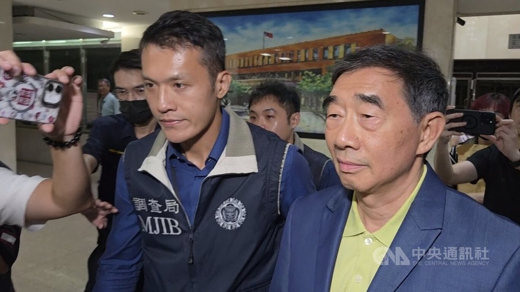 長榮集團創辦人張榮發長子張國華（右）遭長榮海運股東指控涉內線交易長榮海運股票，張國華6日赴台北地檢署複訊，否認有內線交易。中央社記者謝君臨攝　115年7月6日