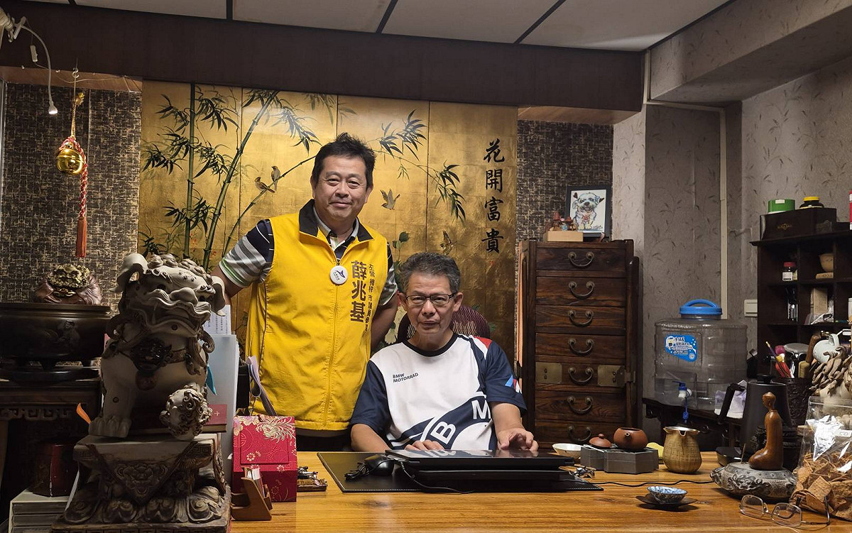 薛兆基(左)向高雄市幼兒托育職業工會理事長郭豐仁(右)請益。 圖：薛兆基競總/提供