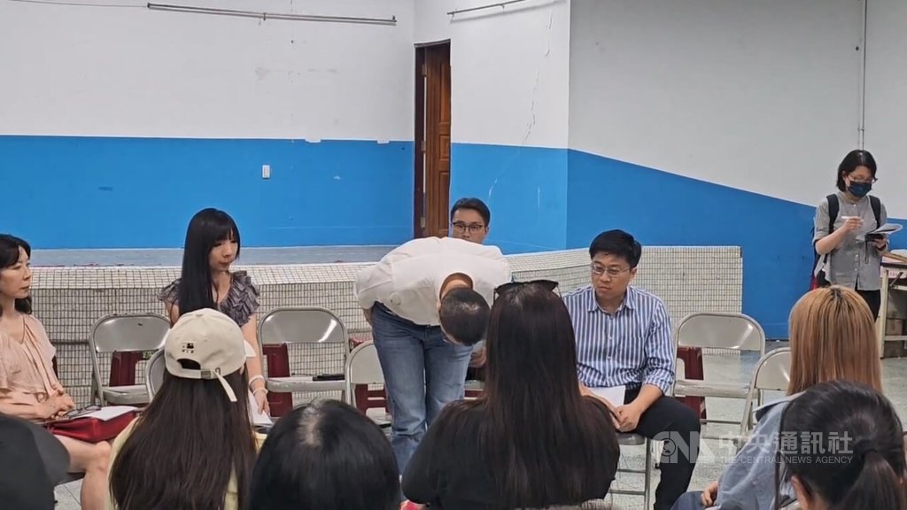 基隆市名人幼兒園2名教保員涉嫌虐童，市長謝國樑（中白衣者）6日晚間在第5次家長會議時，向家長鞠躬道歉。中央社記者王朝鈺攝　115年7月6日 圖：中央社提供