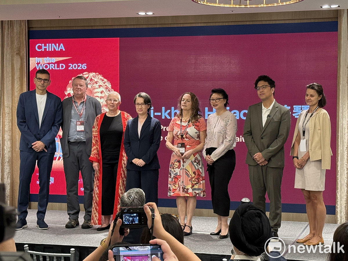 副總統蕭美琴（左4）與民進黨台北市長參選人沈伯洋（右2）今出席「2026中國影響力網絡年會（China In The World）開幕典禮」。 圖：周煊惠 ／ 攝