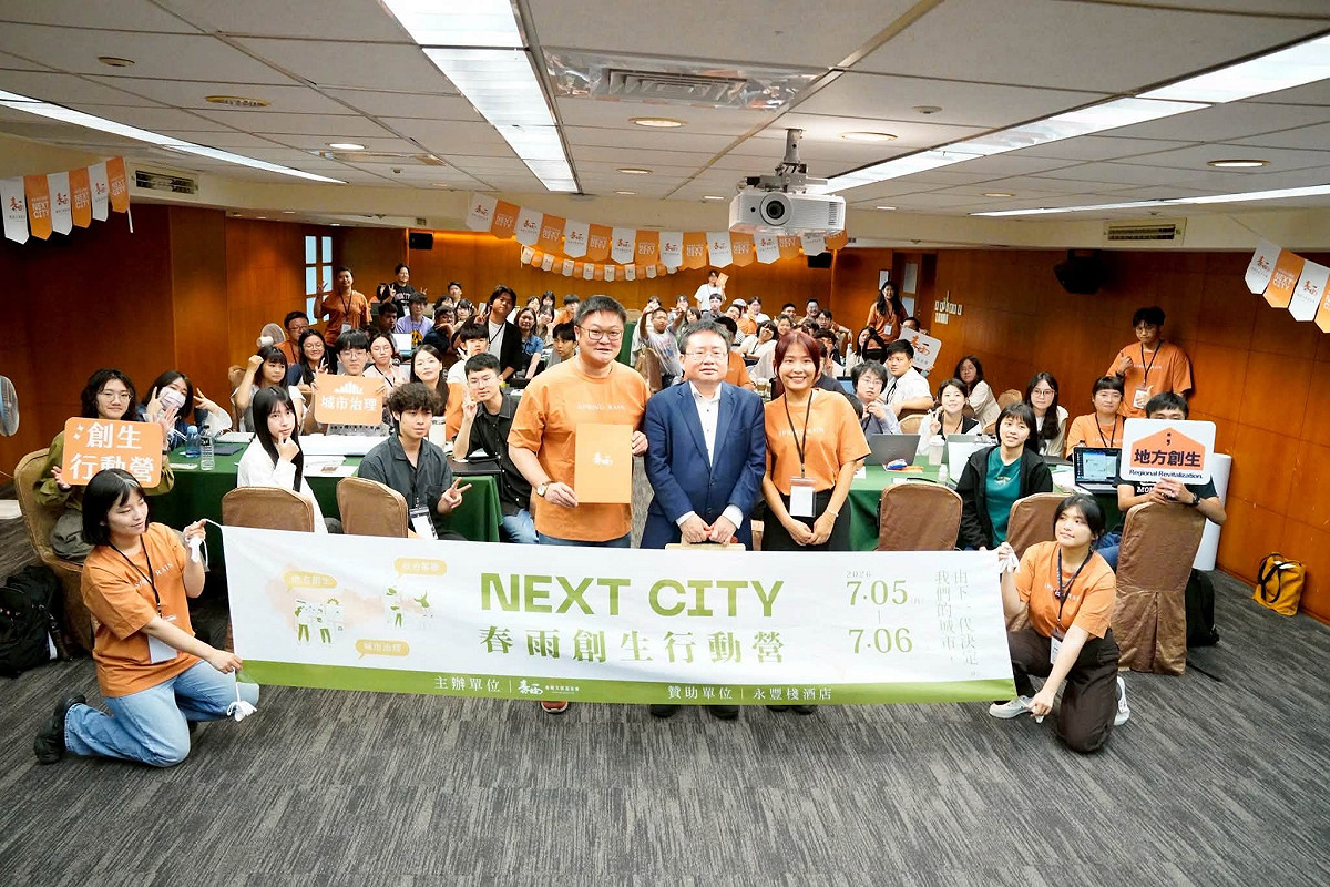 矢板明夫與營隊學員合影。 圖：春雨文教基金會/提供