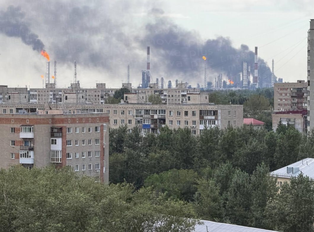 烏克蘭無人機襲擊鄂木斯克煉油廠。 圖:翻攝自X帳號@visegrad24
