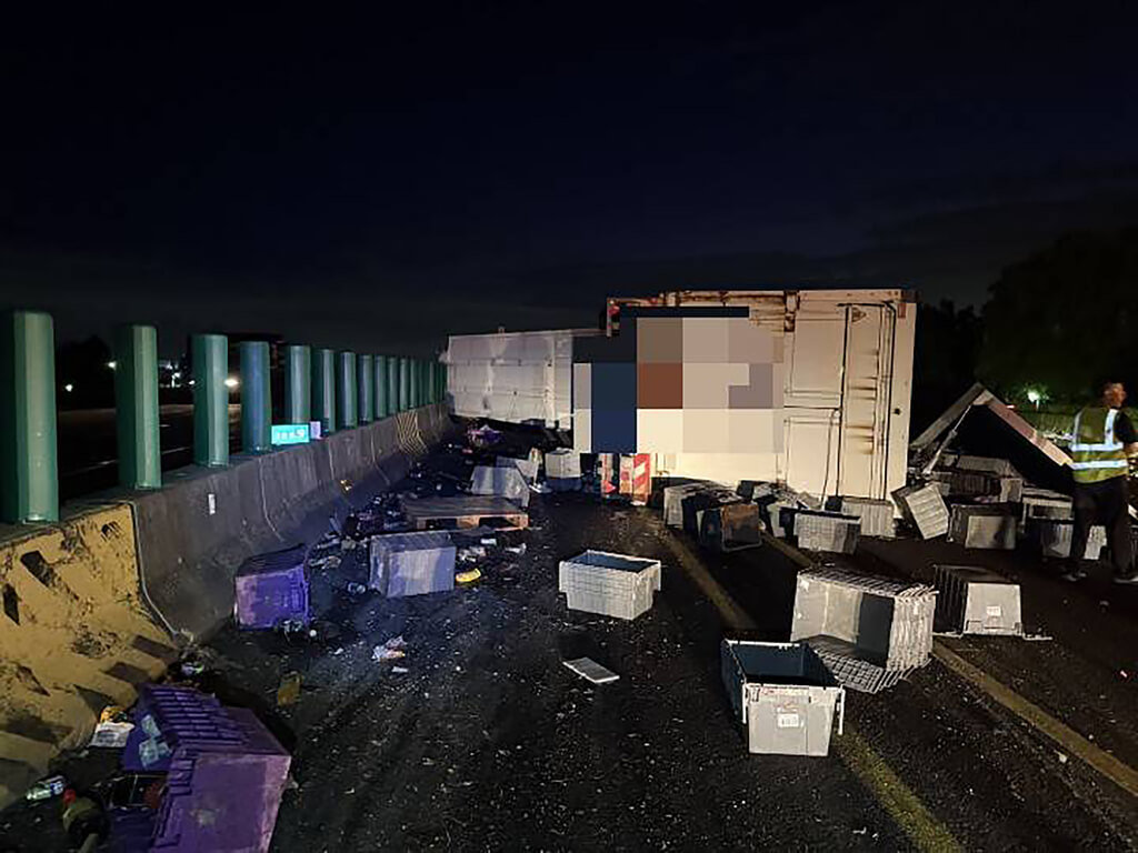 國道1號北向彰化秀水路段7日發生聯結車側翻事故，車上貨物散落內側、中線及外側車道，導致2輛自小客車及1輛營業半聯結車分別碰撞掉落物而肇事，幸無人傷，駕駛人酒測值皆為0，確切肇事原因待釐清。（民眾提供）中央社記者鄭維真傳真　115年7月7日