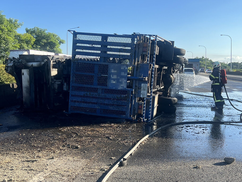 國道1號北向彰化大村路段7日發生大貨車火燒車事故，彰化縣消防局獲報派員趕赴現場，協助撲滅火勢。（民眾提供）中央社記者鄭維真傳真　115年7月7日