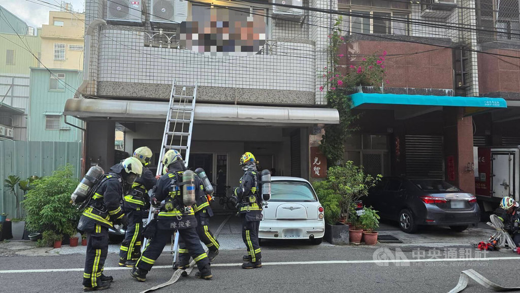 台中市大里區一處透天住宅7日清晨發生火警，消防局獲報到場搶救，經撲滅火勢並救出受困5名住戶，其中1名母親與2名孩童共3人嗆傷送醫。（翻攝照片）中央社記者蘇木春傳真　115年7月7日