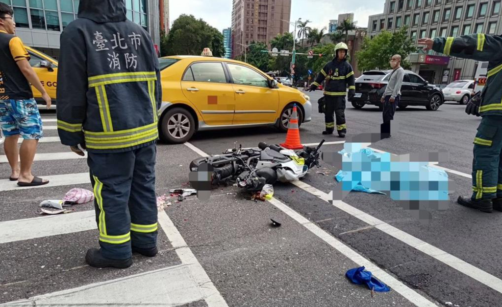 賴姓吊車駕駛衝撞3輛機車，其中蔡姓女學生遭撞倒輾斃。 圖：翻攝畫面