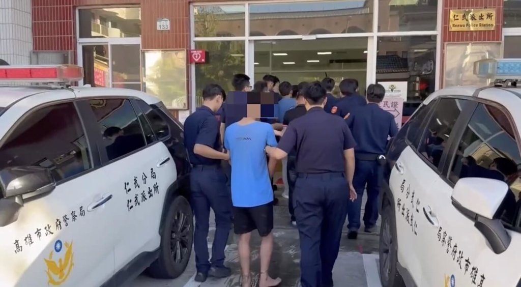 高雄市政府警察局仁武分局員警說明，7日凌晨獲報指仁武區大德街發生糾紛衝突，經員警到場協處，有10名越南籍移工因敬酒問題發生口角，分別受擦挫傷及割傷，均意識清楚，其中一名泰姓男子因傷住院觀察，無生命危險。警方表示，逮捕6人依妨害秩序等罪嫌移送，其餘3人追緝中。（高雄市政府警察局仁武分局提供）中央社記者張已亷傳真　115年7月7日
