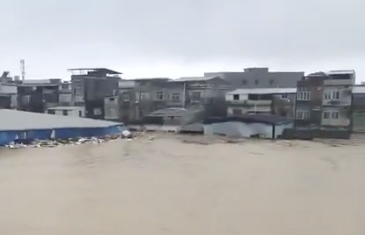廣西南寧橫州市六藍水庫壩體受損，洪水沖毀道路與民宅，下游多個村鎮受災。 圖：翻攝自 X @whyyoutouzhele