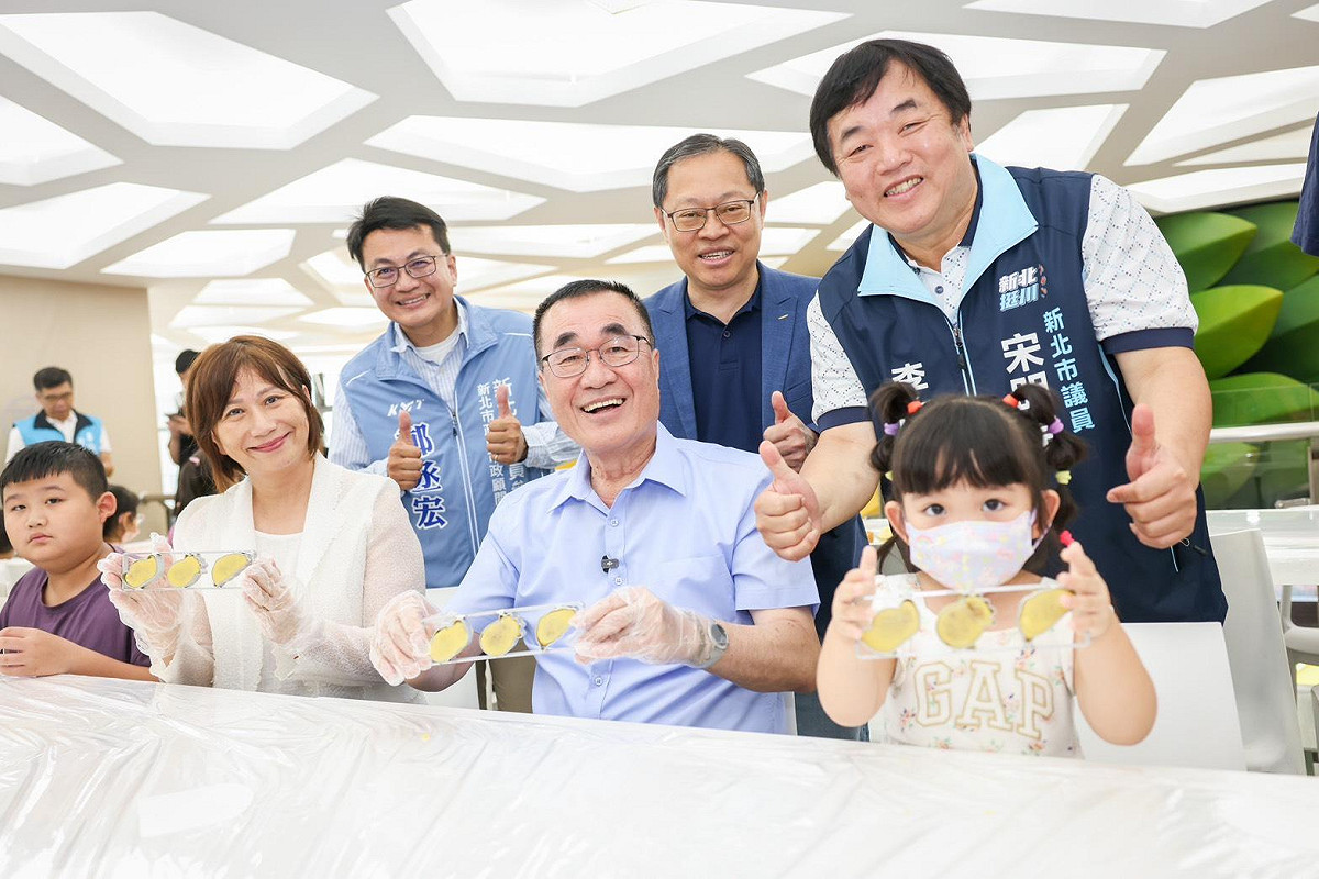 國民黨新北市長參選人李四川參訪維格餅家鳳梨酥觀光工廠。 圖：李四川競選辦公室/提供