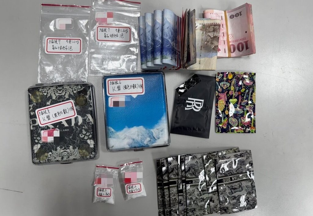 高雄市破獲一起大型新興毒品販毒案，販毒集團利用動畫「汽車總動員」角色「閃電麥坤」作為毒品交易代號，在各社群誘騙年輕人，警方逮捕5人，並查獲大量毒咖啡包及愷他命。（高雄刑大提供）中央社記者洪學廣傳真　115年7月7日