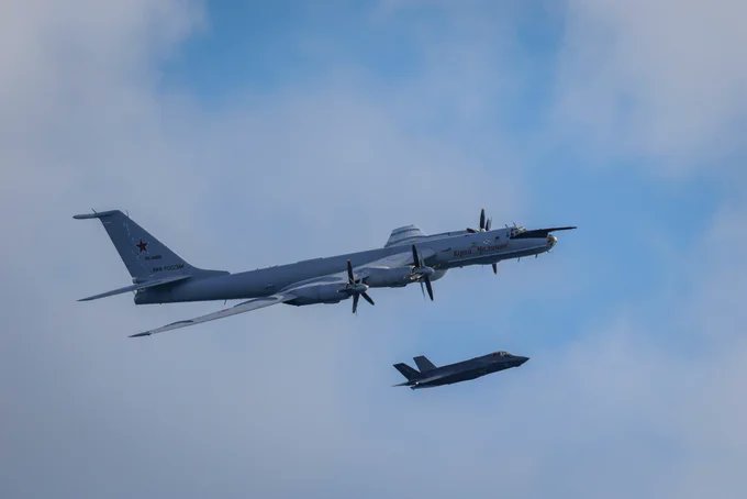 一架俄羅斯 Tu-142「尤里．馬利寧」反潛巡邏機日前在挪威海上空執行任務期間，多次逼近英國航空母艦「威爾斯親王號」（HMS Prince of Wales），並在航母附近投放多枚聲納浮標。 圖：翻攝自 X Inty News