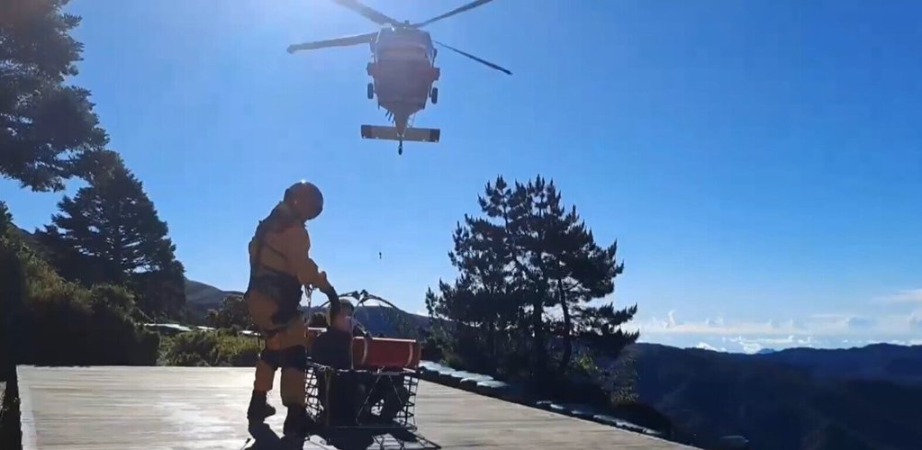 一名山友7日在嘉明湖山屋出現高山症，空勤總隊黑鷹直升機前往救援，將傷患吊掛轉送到台東馬偕醫院醫治。（空勤總隊提供）中央社記者盧太城台東傳真　115年7月7日