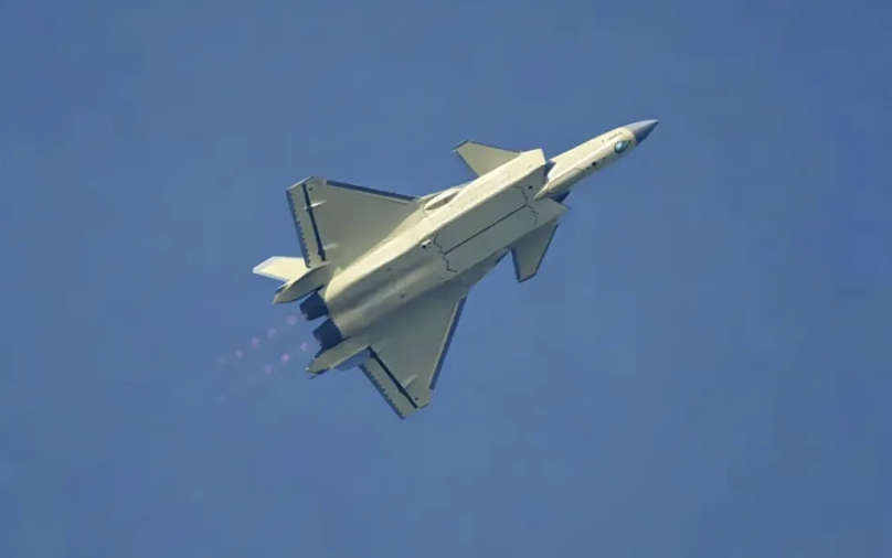 殲-20A 在氣動設計、航空發動機、機載電子系統及內部結構等方面均進行大幅改進，被外界視為中國空軍向「五代半」戰機標準邁進的重要型號。 圖：翻攝自 國平視野