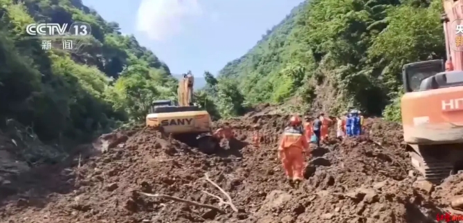甘肅發生山崩，33人遭活埋，救難人員現場搶救。 圖 : 翻攝自央視新聞