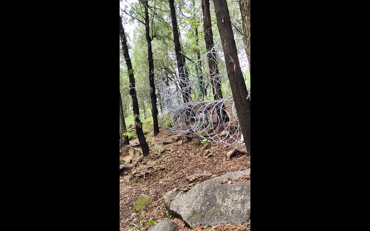 近日多名中國網友拍攝影片指出，泰山景區周邊架設長達 135 公里的刀片刺繩鍍鋅隔離網，大量非遊覽區域被圍堵，引發外界質疑。 圖:翻攝自X