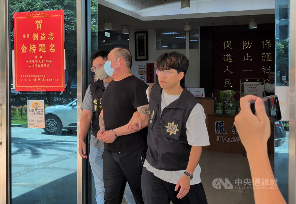 出生在中國的廖姓男子（左2）持香港護照入境台灣，6日在台中攻擊印太戰略智庫執行長矢板明夫後逃逸，在離境前被警方攔截逮捕，7日被依反滲透法等罪移送檢方偵辦。中央社記者蘇木春攝　115年7月7日