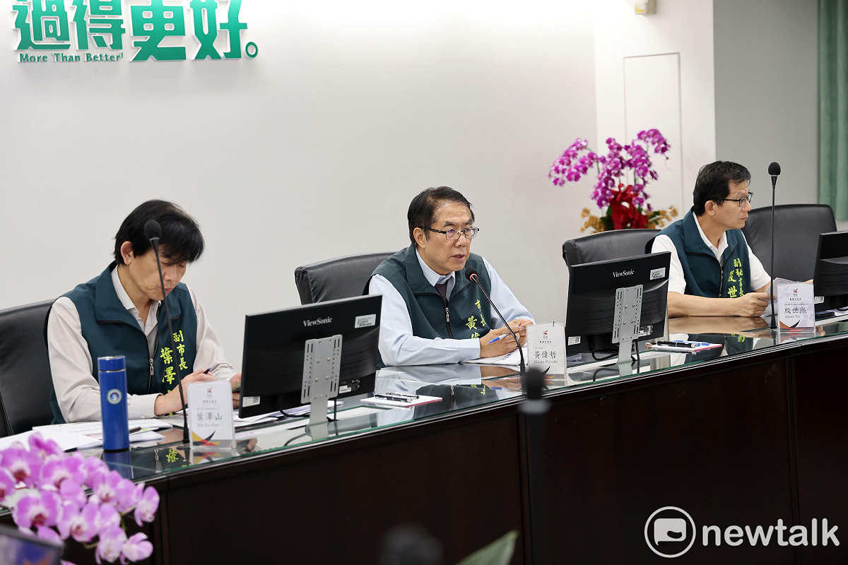 台南市政府召開「巴威颱風防颱整備會議」，由市長黃偉哲主持，他責成市府團隊嚴陣以待，逐項檢視防颱應變措施，加強整備工作，也呼籲民眾隨時留意颱風動態，預作防颱準備，確保自身安全。 圖：台南市政府提供