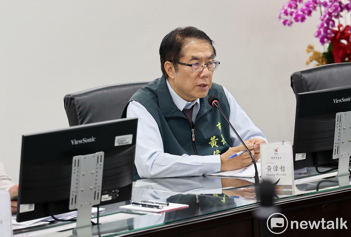 因應中聯大豆沙拉油苯駢芘超標事件，台南市長黃偉哲聽取衛生局、教育局及環保局跨局處專案報告，全面盤點問題油品流向及各場域查核情形。 圖：台南市政府提供（資料照）