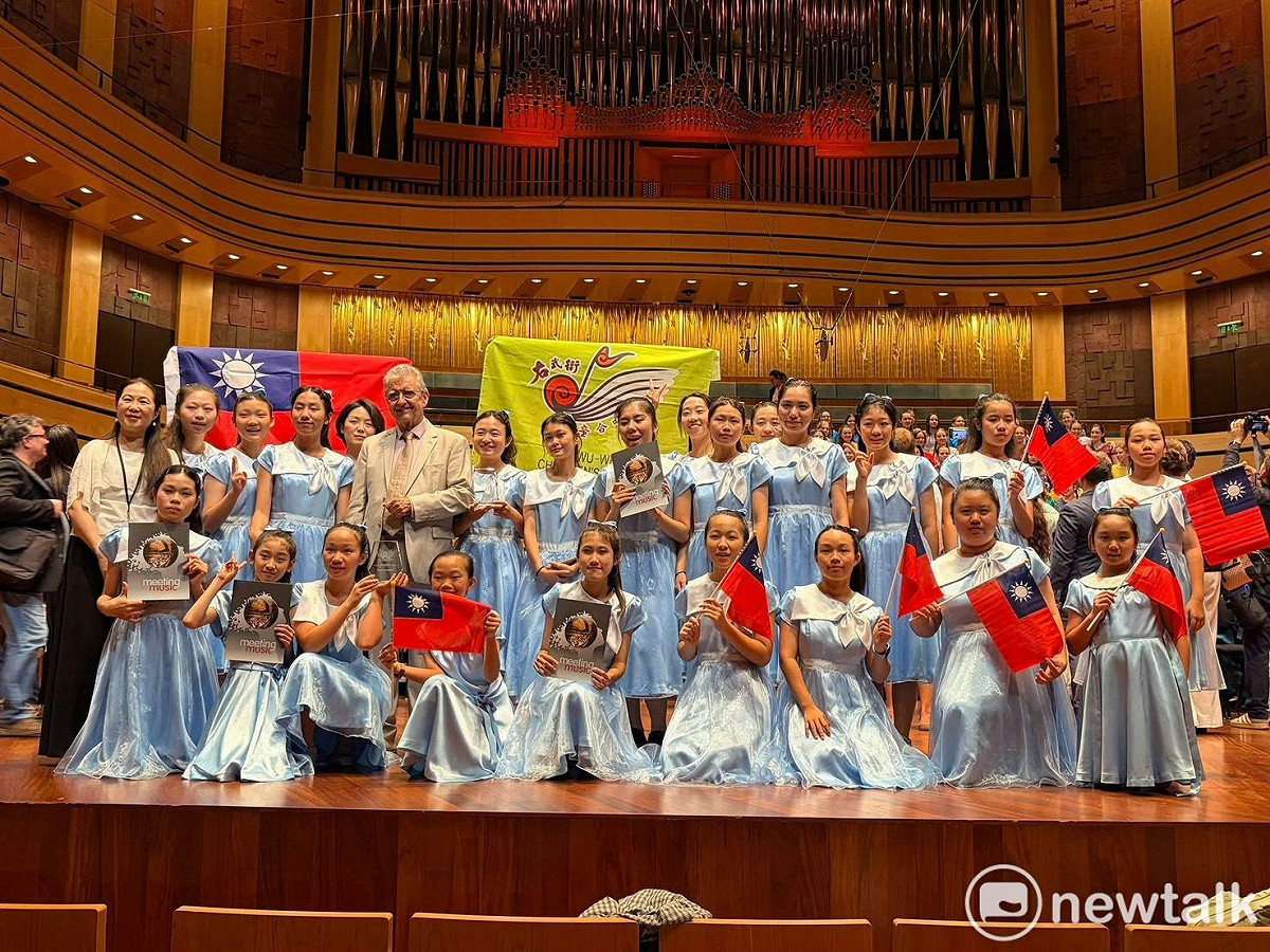 台南在地團隊「右武衛合唱團」在資源有限下，成功登上國際舞台，並於2026布達佩斯國際合唱慶典大放異彩，一舉奪下三面金獎與最高榮譽「桂冠獎」，為台灣爭光。 圖：賴惠員服務處提供