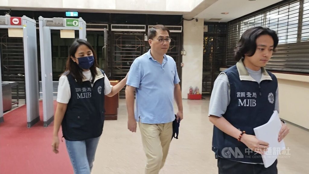 檢調獲報，股票上市公司永固-KY簡姓董事長為了幫公司護盤，涉嫌以相對成交方式炒作股價。台北地檢署7日約談簡男及親友共4人到案，8日凌晨諭令簡男（中）以新台幣80萬元交保，並限制出境、出海。中央社記者林長順攝　115年7月8日