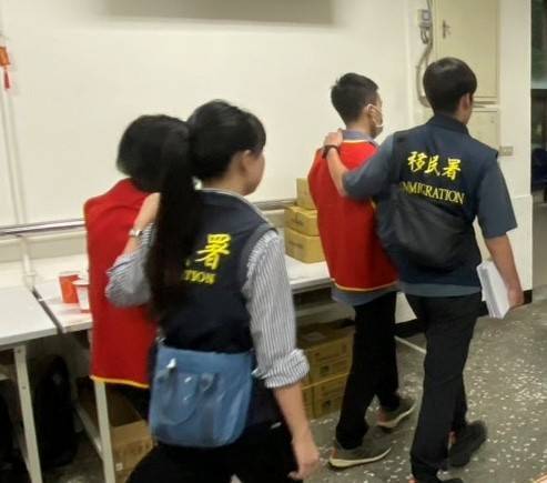 移民署北區事務大隊台北市專勤隊日前追查一名持用偽造國民身分證的失聯移工時，循線追查發現幕後有犯罪集團長期製售「中華民國居留證」、「中華民國身分證」及「照顧服務員結業證明書」等各類偽造證件。 圖：移民署提供