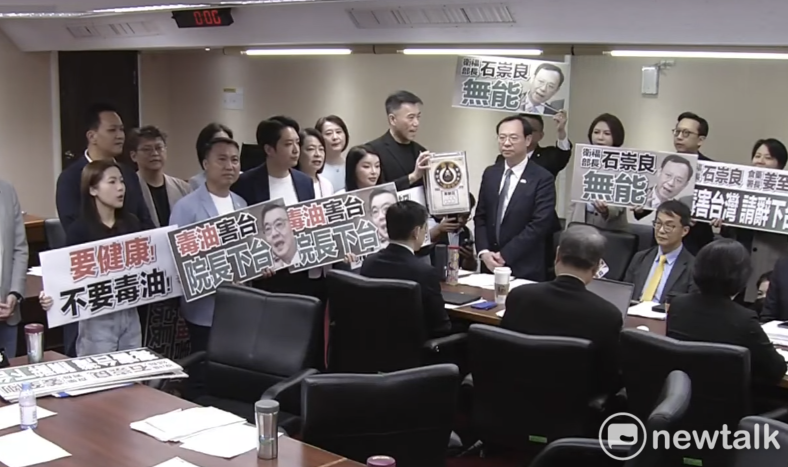 今（8）日衛福部長石崇良出席衛環委員會遭國民黨立委們上台連番炮轟，國民黨團書記長林沛祥甚至拿出「苯駢芘油桶」要送給石崇良。 圖：李宣萱/攝