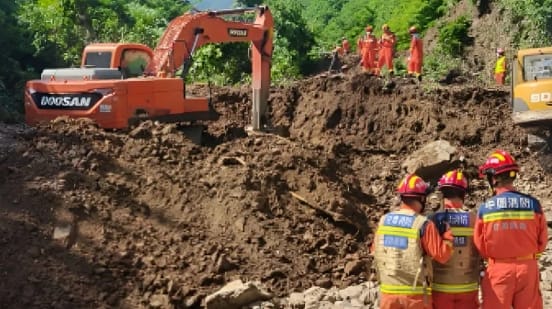 甘肅林場7日發生山崩，救難人員在現場搶救。 圖 : 翻攝自騰訊網