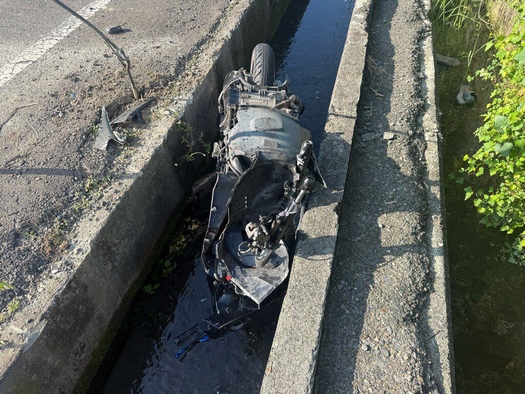 屏東縣竹田鄉8日上午發生死亡車禍，1輛轎車與1部機車碰撞掉進大排水溝，機車騎士與後座乘客拋飛不治，事故原因仍待警方釐清。（屏東縣政府消防局提供）中央社記者黃郁菁傳真　115年7月8日