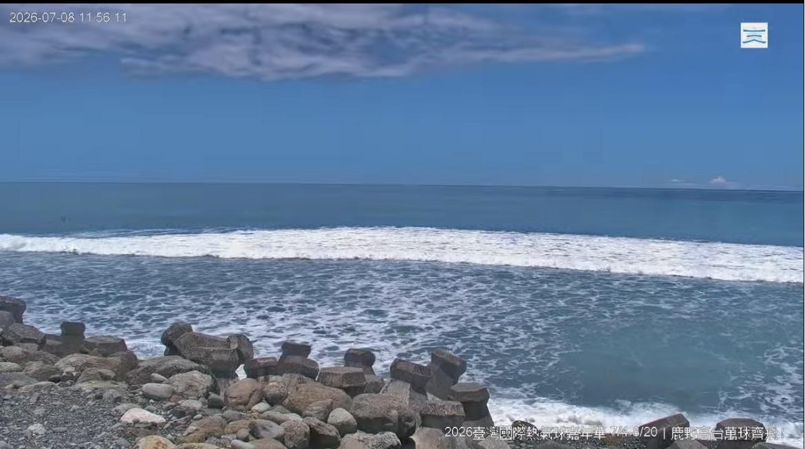 由於長浪具有「欺騙性」，在無風無雨的晴空下，岸邊仍會突然湧起超過一個成人高的巨浪。 圖：翻攝自台東金樽即時影像