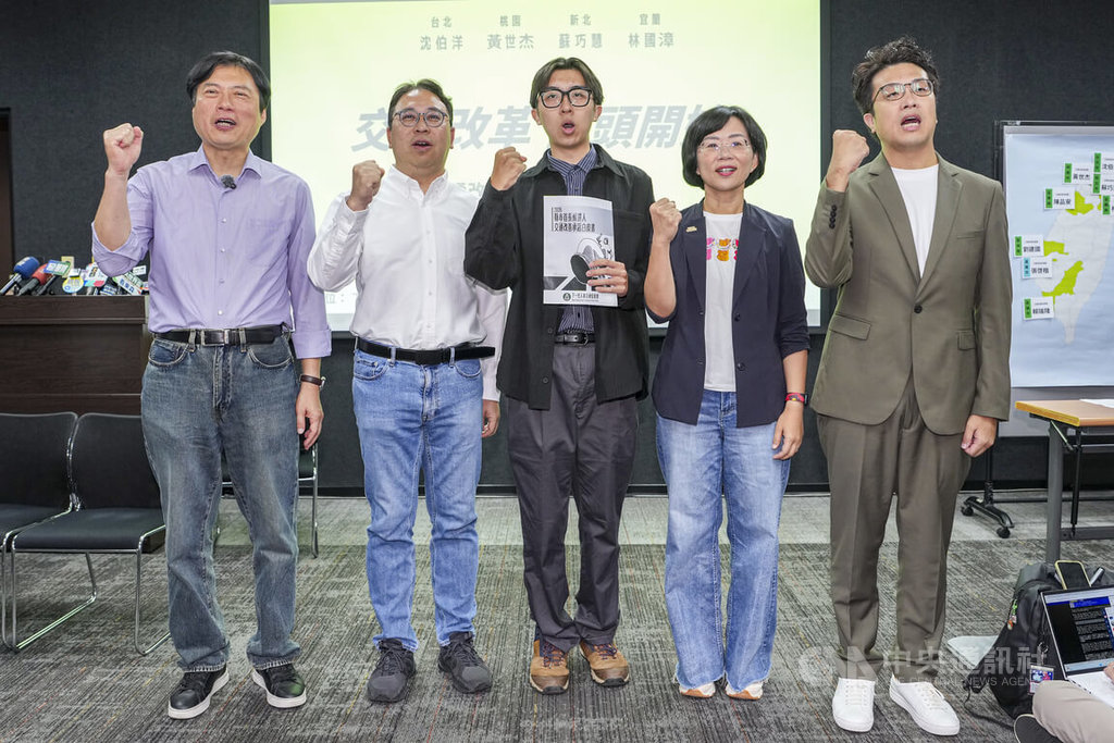 下一代人本交通促進會8日上午舉行「交通改革 從頭開始」跨縣市共同簽署記者會，民進黨台北市長參選人沈伯洋（右1）、新北市長參選人蘇巧慧（右2）、桃園市長參選人黃世杰（左2）及宜蘭縣長參選人林國漳（左1）共同出席，和下一代人本交通促進會理事長王晉謙（中）在會中呼口號，承諾改善交通。中央社記者鄭清元攝　115年7月8日