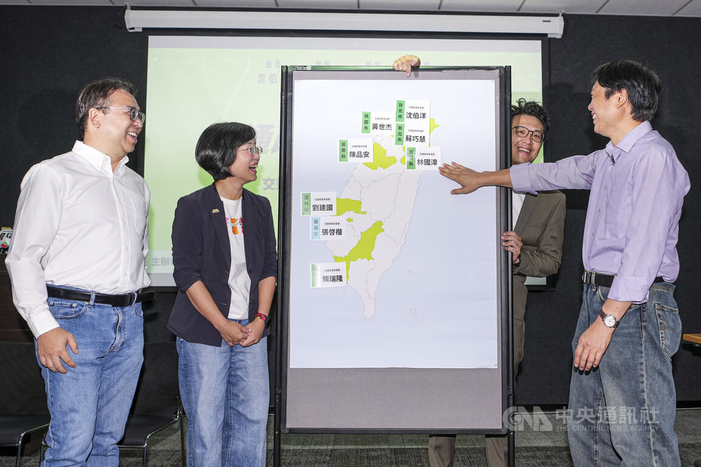 下一代人本交通促進會8日上午舉行「交通改革 從頭開始」跨縣市共同簽署記者會，民進黨桃園市長參選人黃世杰（左起）、新北市長參選人蘇巧慧、台北市長參選人沈伯洋、宜蘭縣長參選人林國漳出席，一同在地圖貼上名條，響應連署、承諾改善交通。中央社記者鄭清元攝　115年7月8日