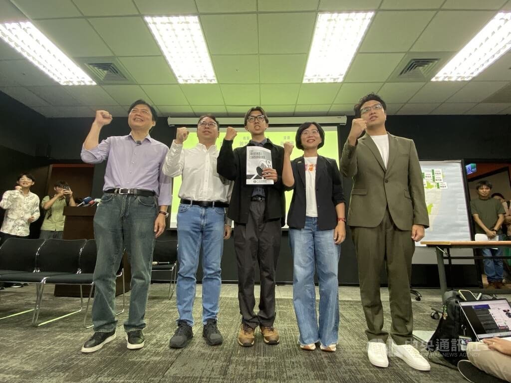 下一代人本交通促進會8日上午舉行「交通改革 從頭開始」跨縣市共同簽署記者會，包括民進黨台北市長參選人沈伯洋（右）、新北市長參選人蘇巧慧（右2）、桃園市長參選人黃世杰（左2）和宜蘭縣長參選人林國漳（左）都出席響應連署。中央社記者黃麗芸攝　115年7月8日