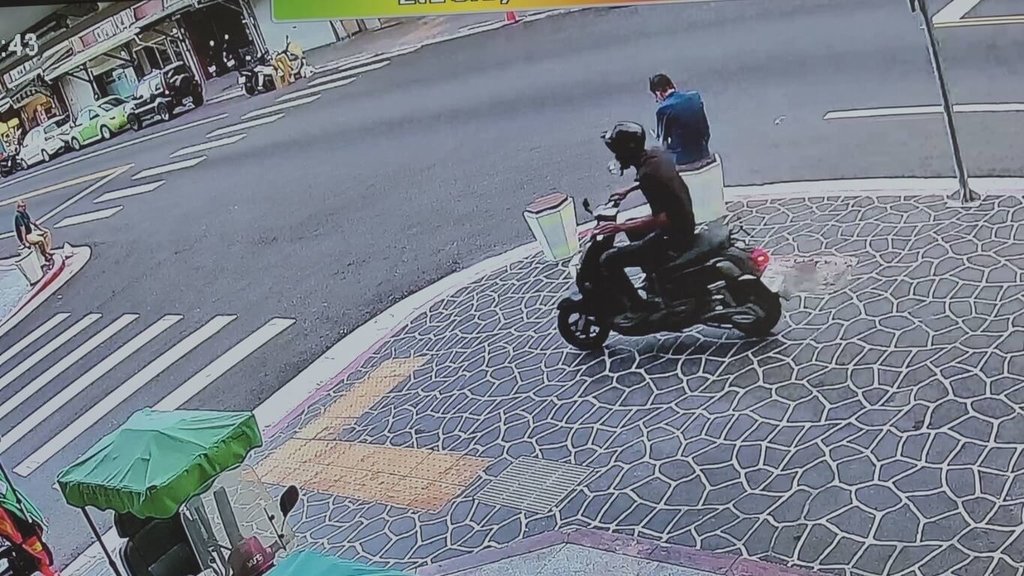 民進黨花蓮縣黨部大門7日傍晚6時許遭不名人士砸1顆雞蛋，監視器畫面拍到一名全身黑衣男丟雞蛋過程，警方獲報後，追查花蓮市33歲李姓男子涉有重嫌，通知到案說明。（民眾提供）中央社記者張祈傳真 115年7月8日