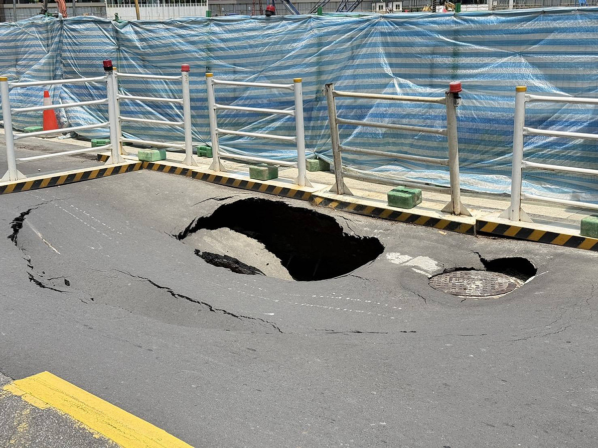 台北市松山區敦化北路199巷16弄1號、松華邨旁今（8日）發生路面塌陷事件。 圖：秦慧珠議員辦公室 / 提供