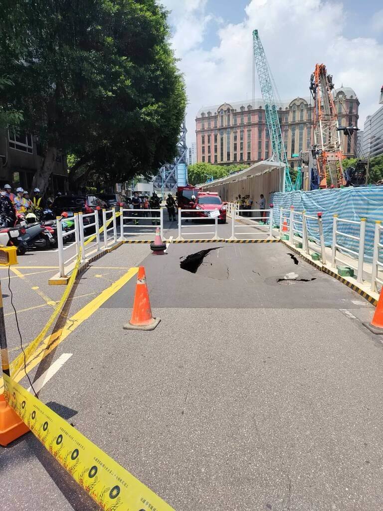 台北市警消8日獲報，松山區敦化北路199巷附近地面破裂，形成約長4公尺、寬2公尺和深1公尺的坑洞，已緊急派員到場處理。（國民黨台北市議員秦慧珠提供）中央社記者黃麗芸傳真　115年7月8日
