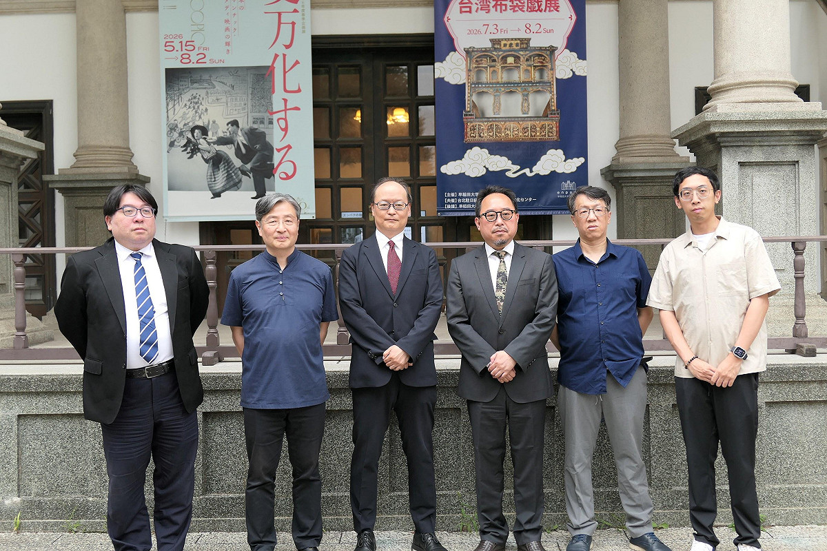 臺灣文化中心主任曾鈐龍（右3）、早稻田大學演劇博物館館長兒玉龍一（左3）、亦宛然掌中劇團執行長李俊寬（右2）於演劇博物館前合影 臺灣文化中心提供