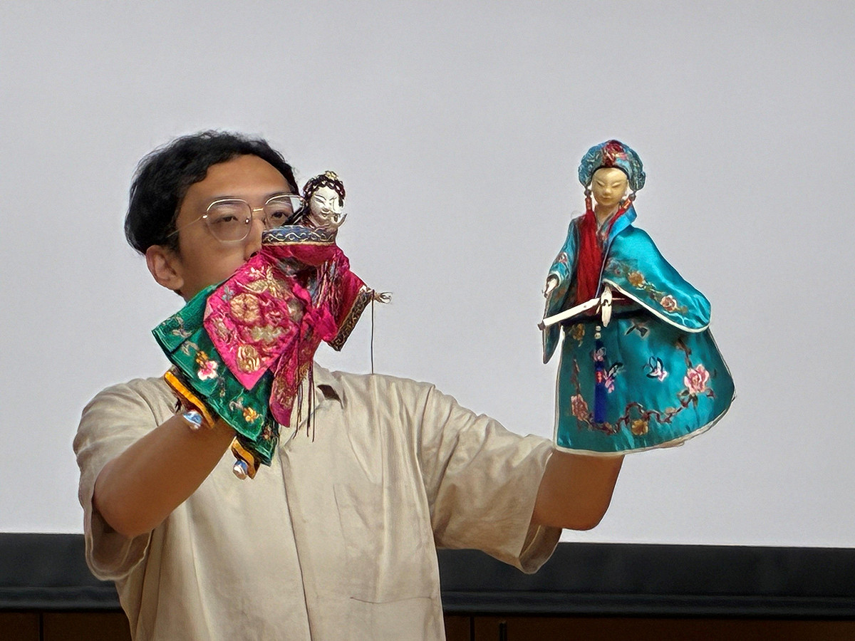 亦宛然掌中劇團團員張家銘於開幕式時演示戲偶 臺灣文化中心提供